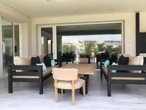 Casa en Alquiler Temporal con 1 cochera