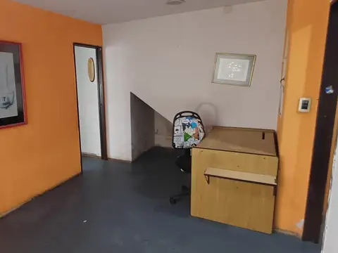 DEPOSITO CON ENTRADA CAMION OFICINAS MAS VIVIENDA 4 AMBIENTES