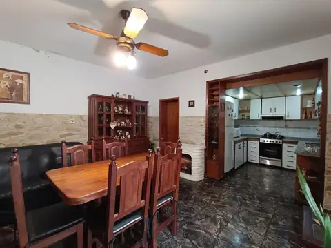 VENTA -Casa de pasillo - 2 dormitorios - Patio - Luis Agote, Rosario.