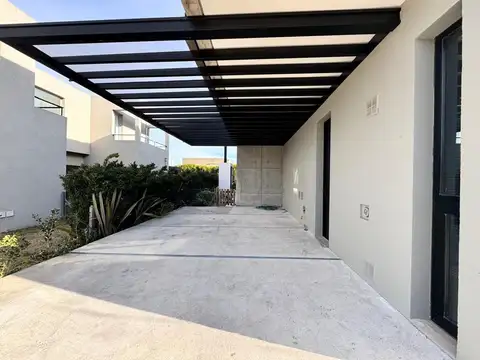 Casa 5 ambientes con 4 baños