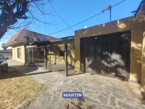 Casa en alquiler 4 ambientes c/cochera en Villa de Mayo