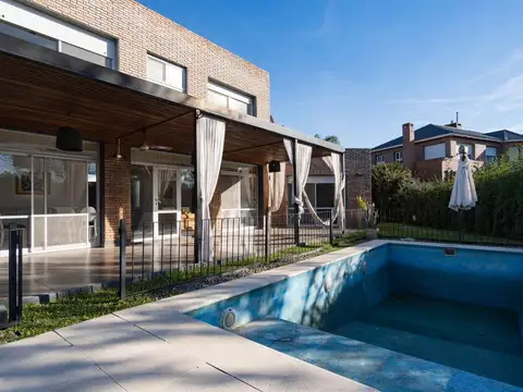 VENTA/PERMUTA Casa 3 Dormitorios Y pileta - Funes Hills Cadaques