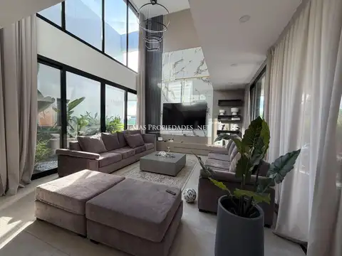 Casa en Alquiler con 4 cocheras
