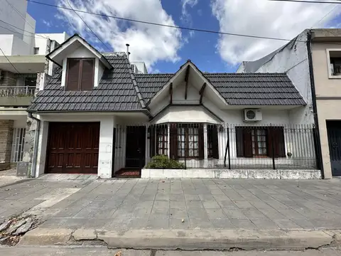 Casa en Venta de 6 amb. Patio con quincho y parrilla. Cochera. En pleno Centro Zárate