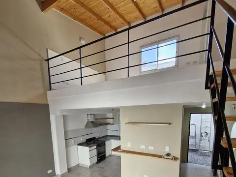 PH Fondo tipo LOFT 2 ambientes con patio