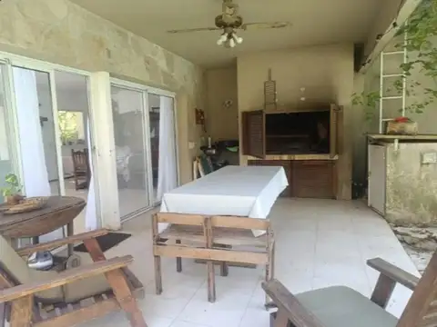Casa en Alquiler con 2 cocheras
