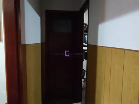 Departamento de 3 ambientes en primer piso con patio y terraza en esquina