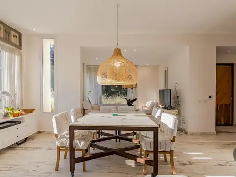 Casa en Venta con 3 cocheras