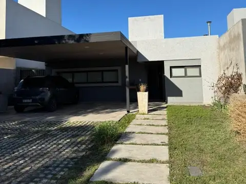 Vendo Casa Moderna en Docta Boulevard con pileta