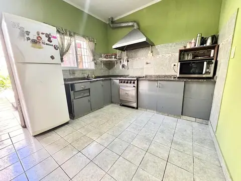 PH 4 ambientes en planta baja con local comercial.