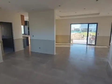 Casa en Venta con 4 cocheras