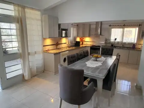 Casa 5 ambientes con 2 baños