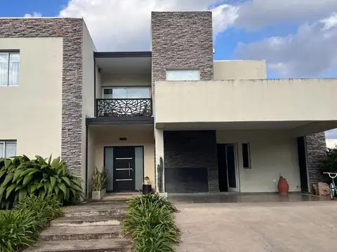 VENTA DE CASA DE 4 DORMITORIOS - ALTO VERDE 3