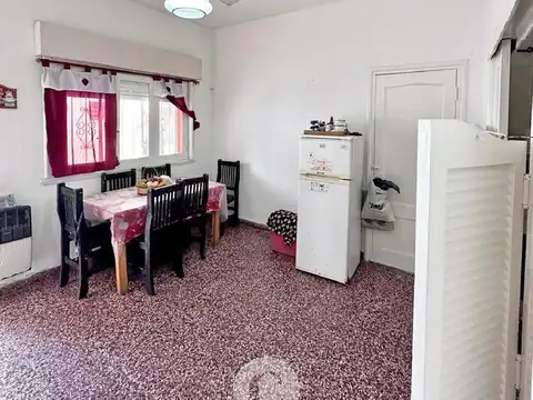 Casa en Venta de 6 amb., 5 dorm., patio y cochera. Centro Campana