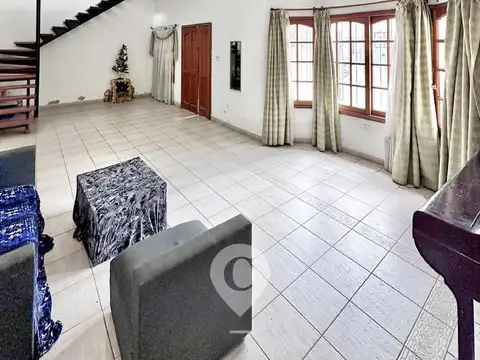 Casa 6 ambientes con 2 baños