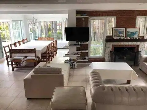 Casa 6 ambientes con 4 baños
