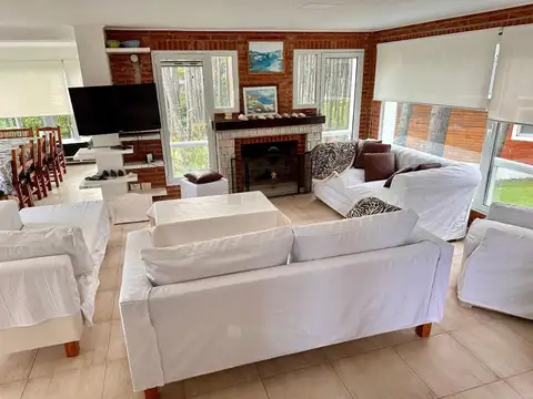 Casa en Venta con 2 cocheras