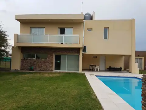 Exclusiva casa con pileta - Barrio La Pancha 2