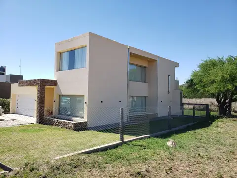 Casa 7 ambientes con 3 baños