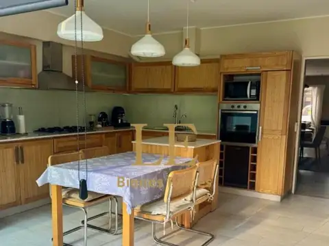 Casa 5 ambientes con 4 baños