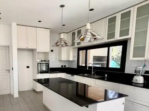 Casa 7 ambientes con 3 baños