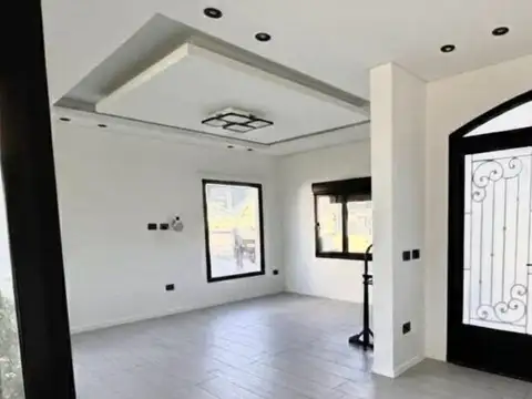 Casa en Alquiler con 2 cocheras