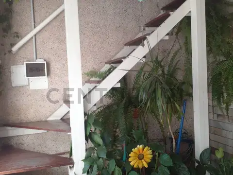 Casa en dos plantas con patio - Barrio Cura