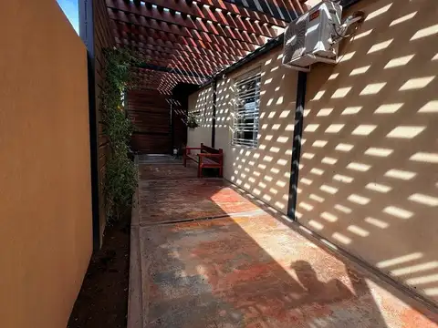 Casa 6 ambientes con 2 baños
