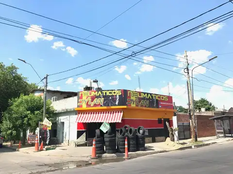 CASA CON LOCALES Y DEPARTAMENTOS