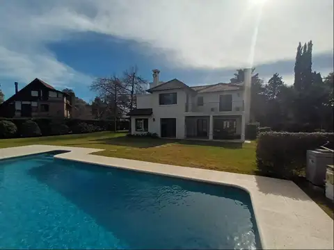 Casa 5 ambientes con 3 baños