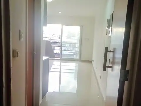 Excelente monoambiente super luminoso en Defensa y Av. San Juan- Con balcón - Apto profesional