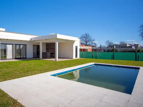 Venta casa 5 ambientes a estrenar, con jardín, piscina y parrilla en Prados del Oeste.