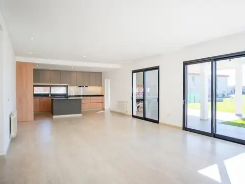 Casa en Venta con 4 cocheras