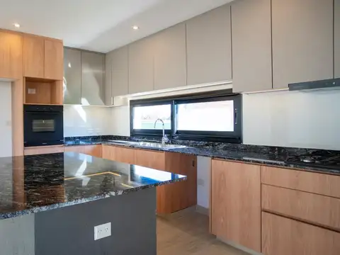 Casa 5 ambientes con 4 baños