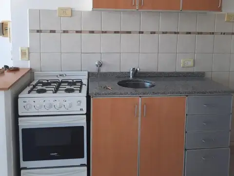 Monoambiente con balcón aterrazado.