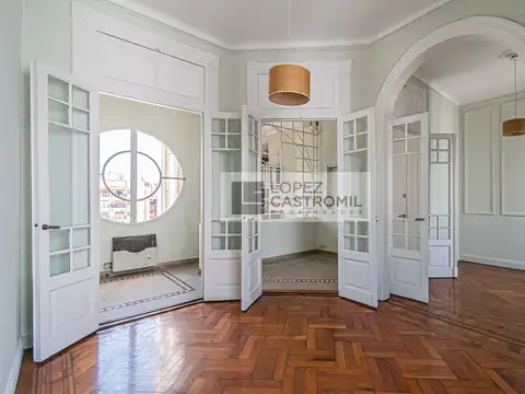 IMPECABLE SEMIPISO DE CATEGORÍA! BALCÓN FRANCÉS AL FRENTE! Todo luz y sol! Cochera fija! ÚNICO! OPORT!