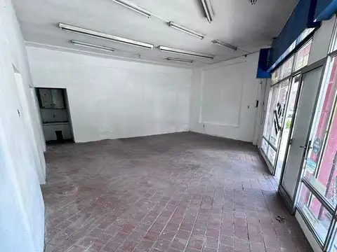 Local de 120 m2, en Villa Gobernador Galvez, 3 baños excepcional esquina.