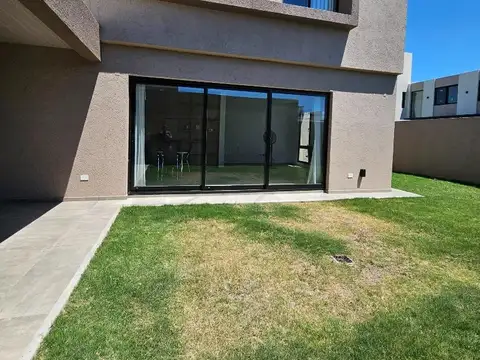 VENTA CASA DE 3 DORMITORIOS GRAN PATIO QUEBRADAS MANANTIALES