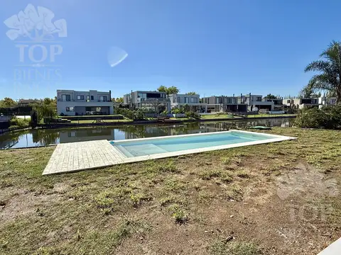 Casa en Venta con 4 cocheras