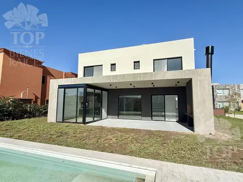 Casa en Venta con 4 cocheras