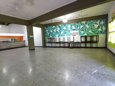 Local en alquiler sobre Av. San Martin , a pocos metros de Av. Uriburu