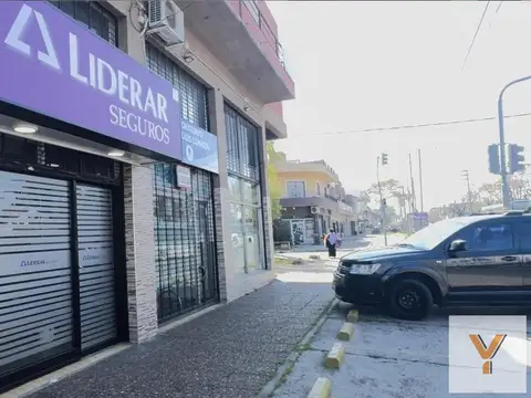 Oficina 14 ambientes con 10 baños