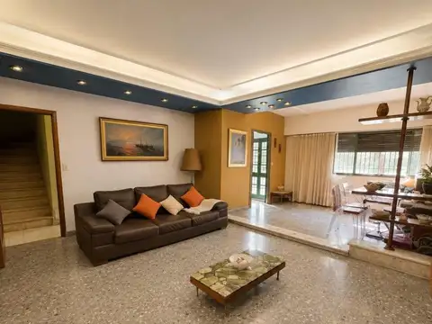 Casa 6 ambientes 4 dormitorios. | PICHINCHA al 2100