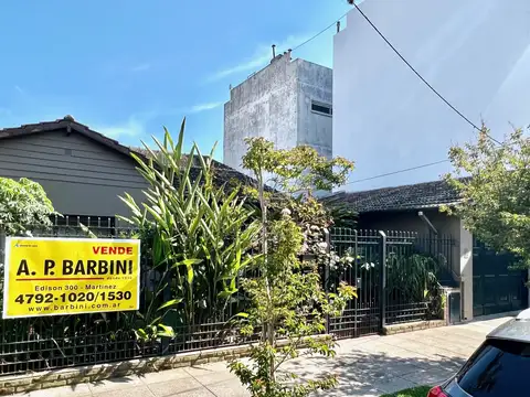 La Lucila Chalet 1 Planta 4 Ambientes Av a Vías con Cochera Jardín Garage