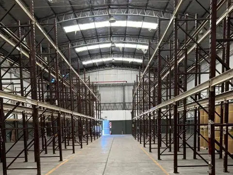 2 de Abril y Acceso Oeste - depósito en venta