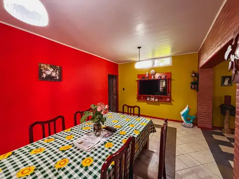 Casa con 3 habitaciones y local comercial - USD 78.000