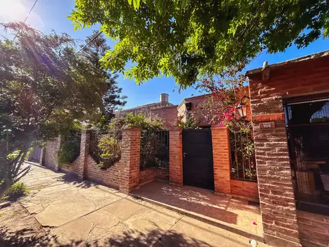 Casa con 3 habitaciones y local comercial - USD 78.000