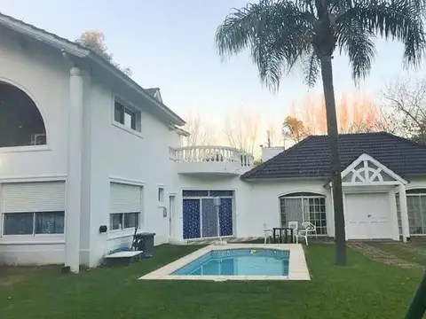 Divina casa en venta en el "Casco Country Club", Zárate.