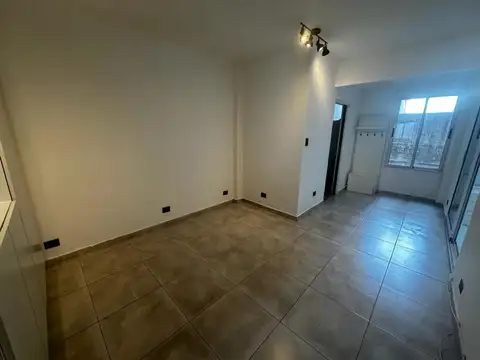 MUY LINDO MONOAMBIENTE CON BALCÓN 