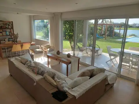 Casa 4 ambientes con 3 baños